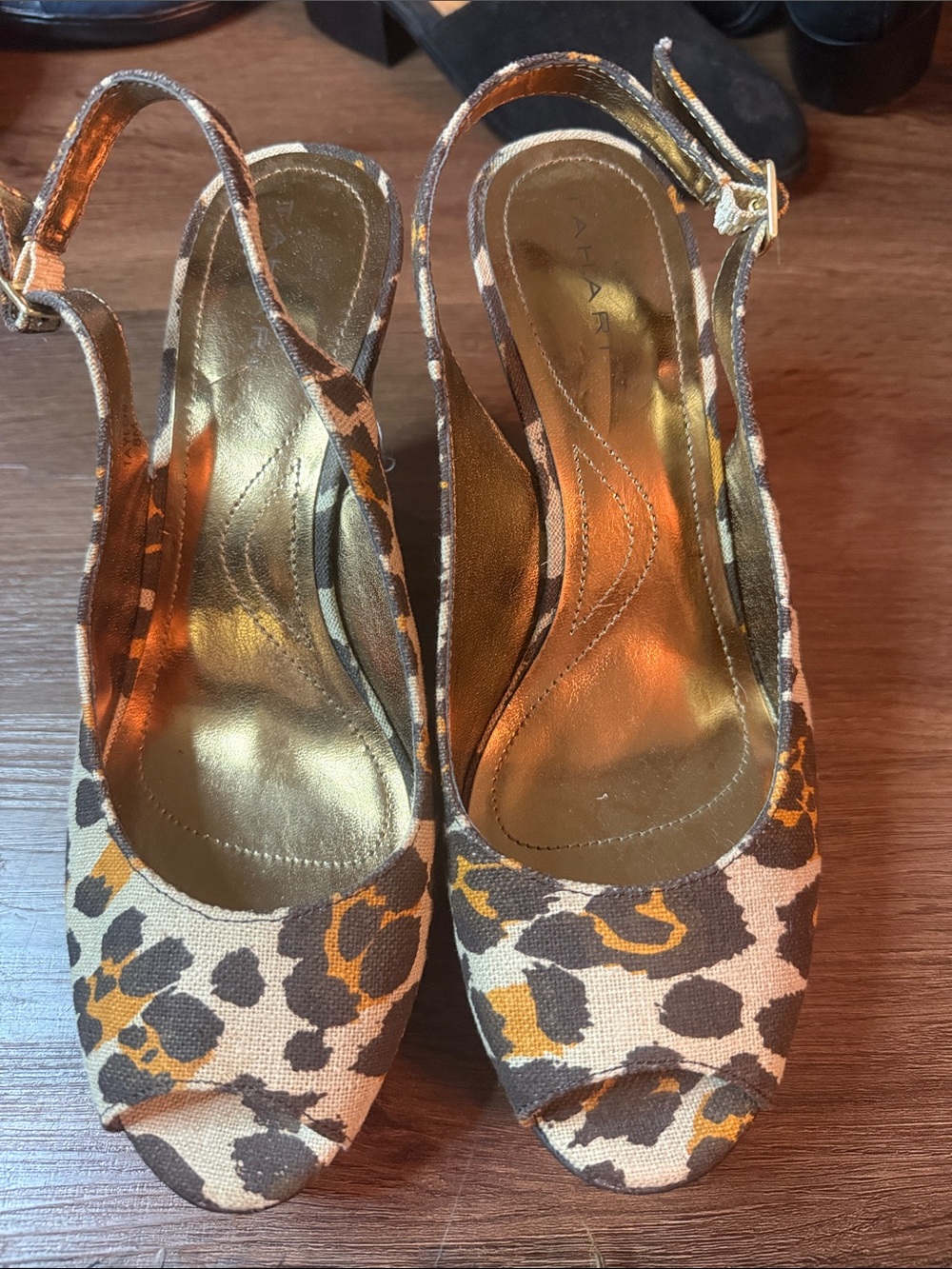 Tahari Leopard Print Slingback Peep-Toe Heels in Brown and Gold size 8.0